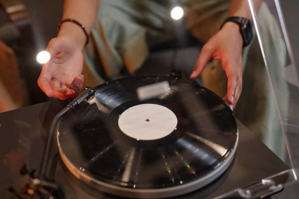 How To Use A Record Player | Manual Record Player | Vinyl-Bro